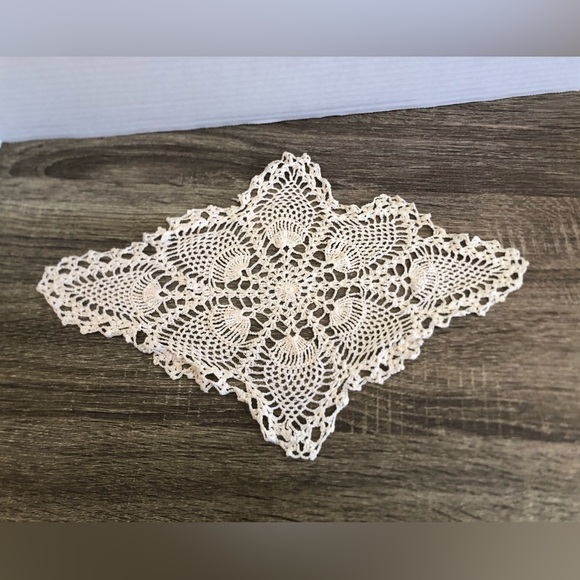 Elegant Hand Crocheted Vintage Doily Set - Picture 11 of 13